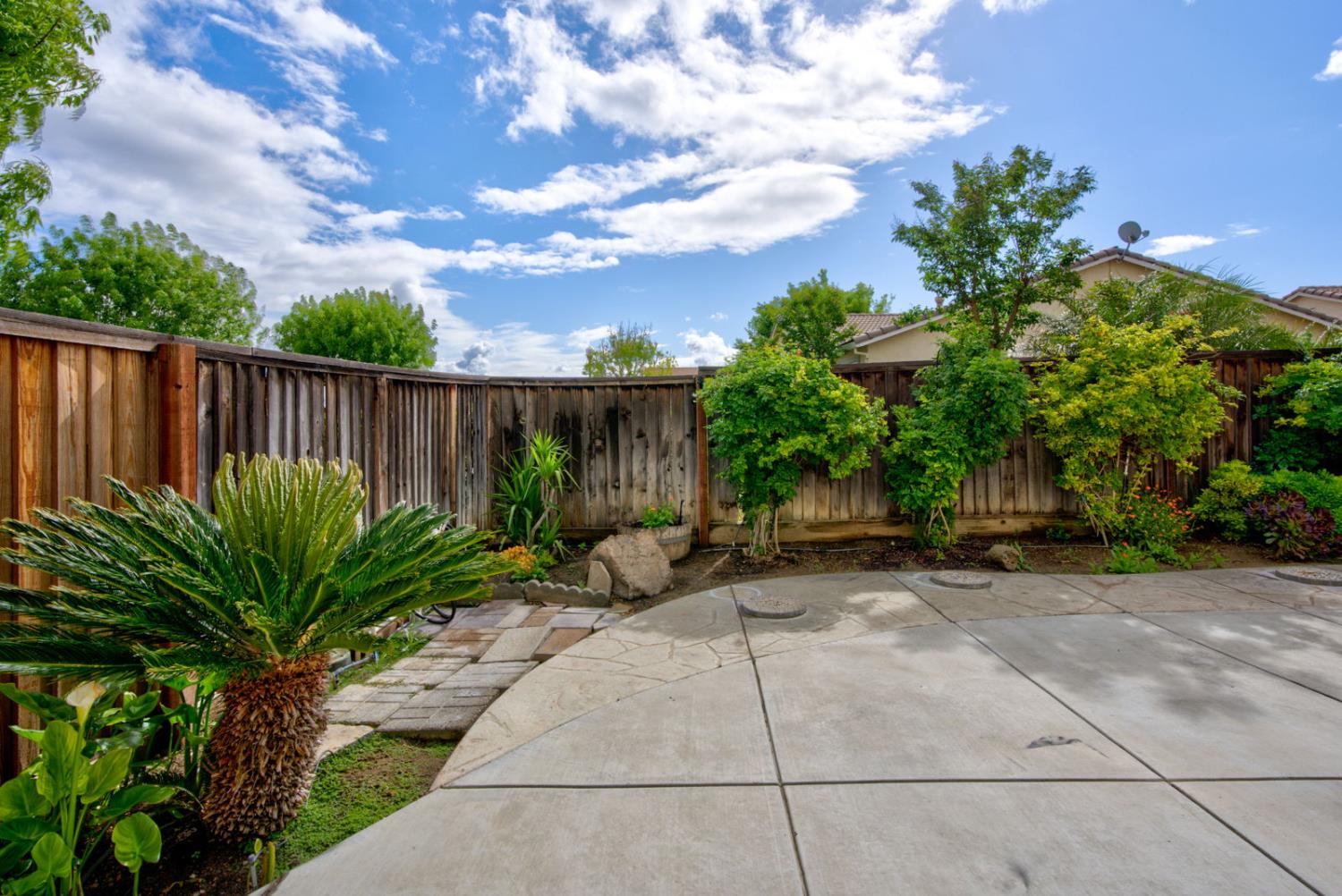 824 El Tesoro Ln, Los Banos, CA 93635