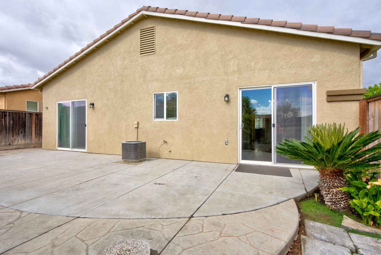 824 El Tesoro Ln, Los Banos, CA 93635