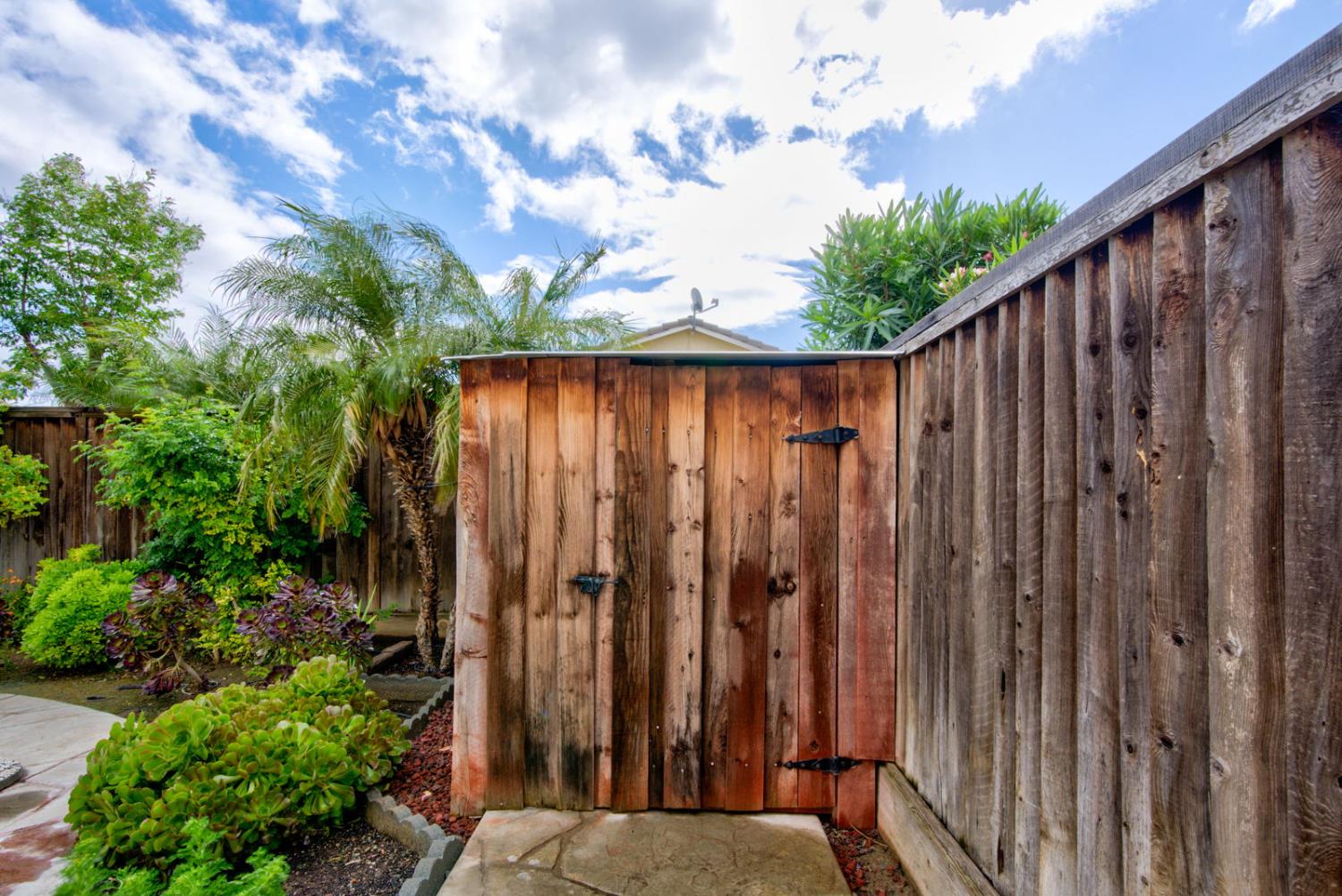 824 El Tesoro Ln, Los Banos, CA 93635