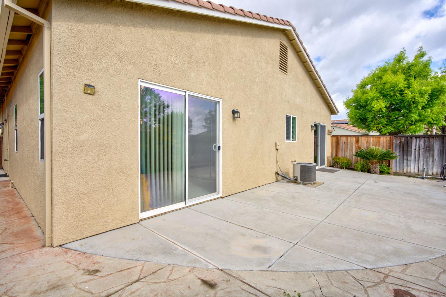 824 El Tesoro Ln, Los Banos, CA 93635