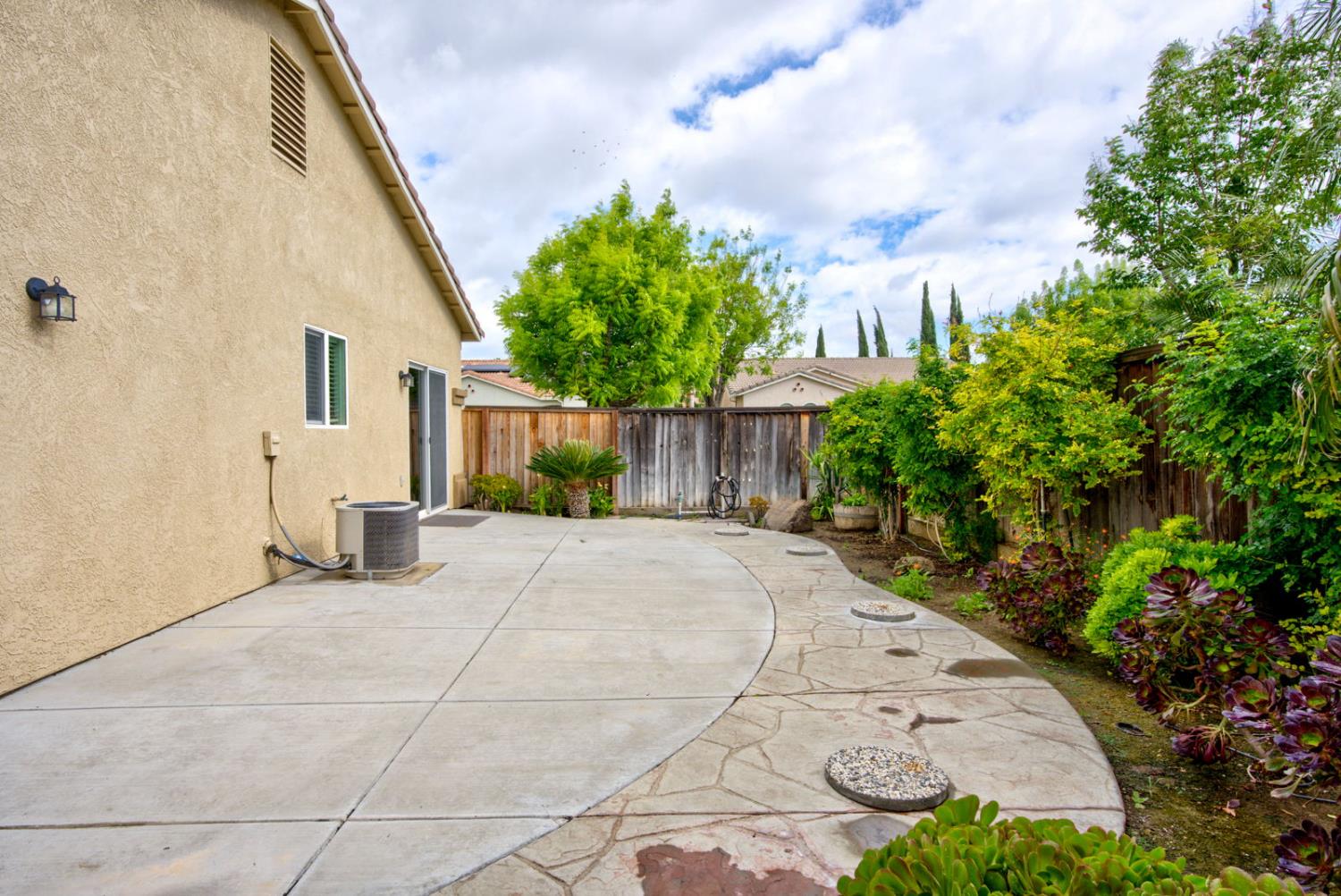 824 El Tesoro Ln, Los Banos, CA 93635