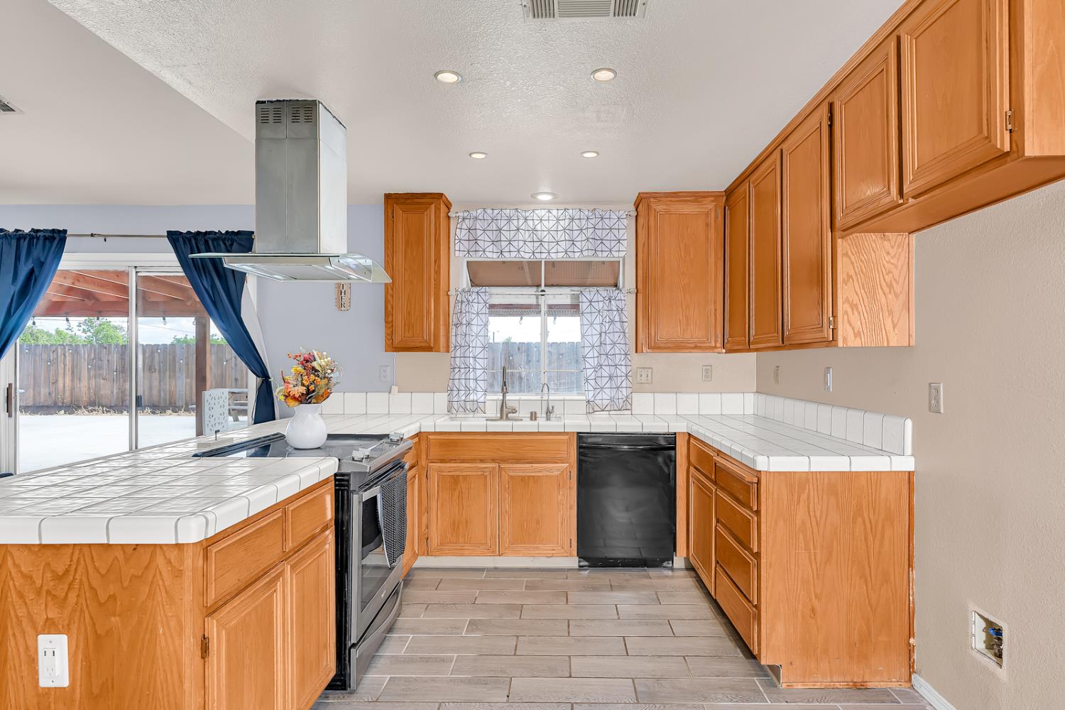 110 2nd St, Los Banos, CA 93635