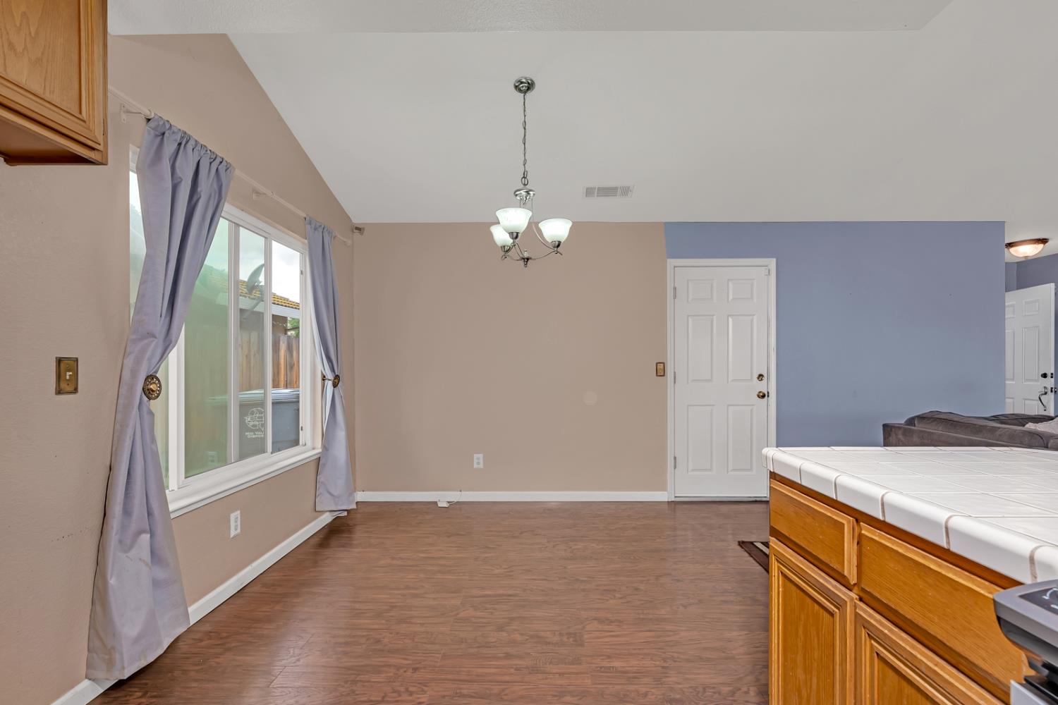 110 2nd St, Los Banos, CA 93635