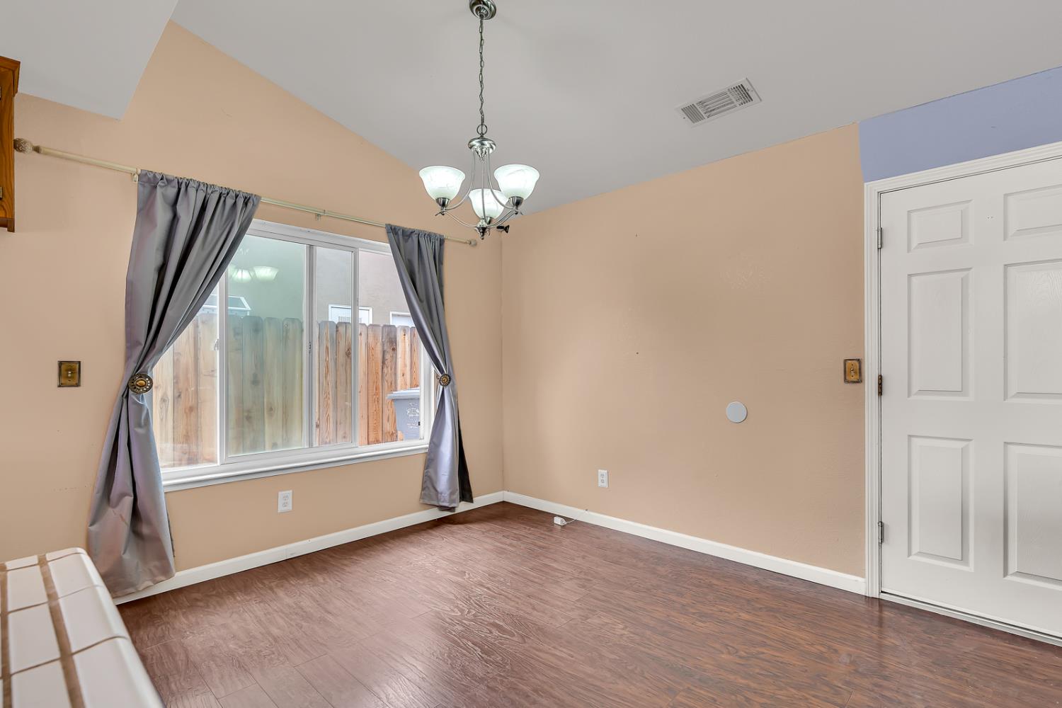 110 2nd St, Los Banos, CA 93635