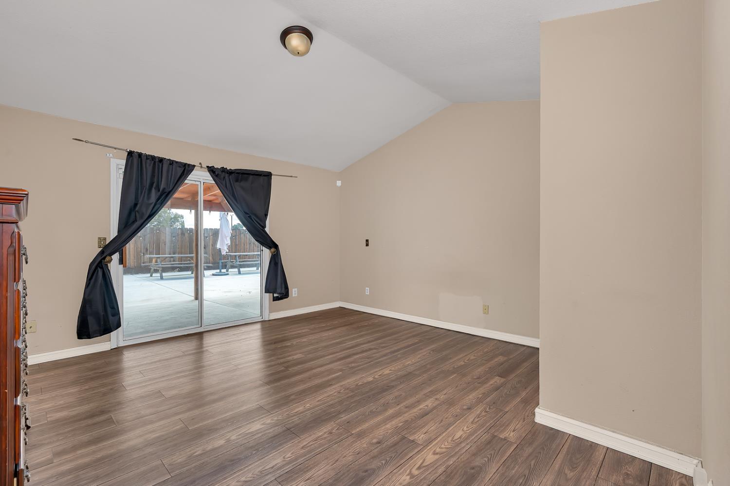 110 2nd St, Los Banos, CA 93635