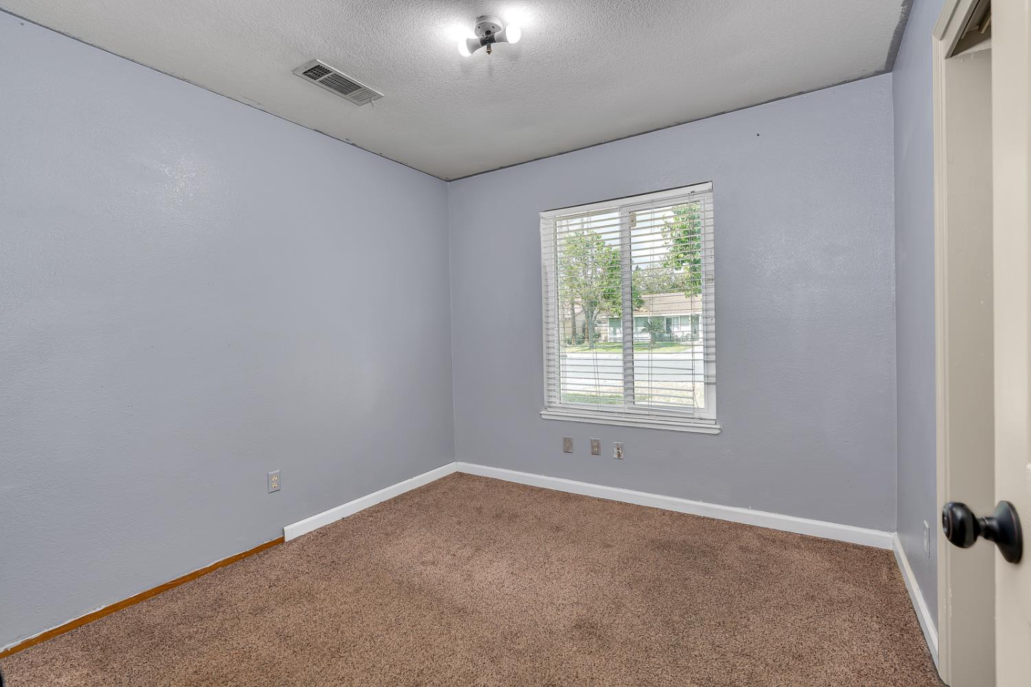 110 2nd St, Los Banos, CA 93635