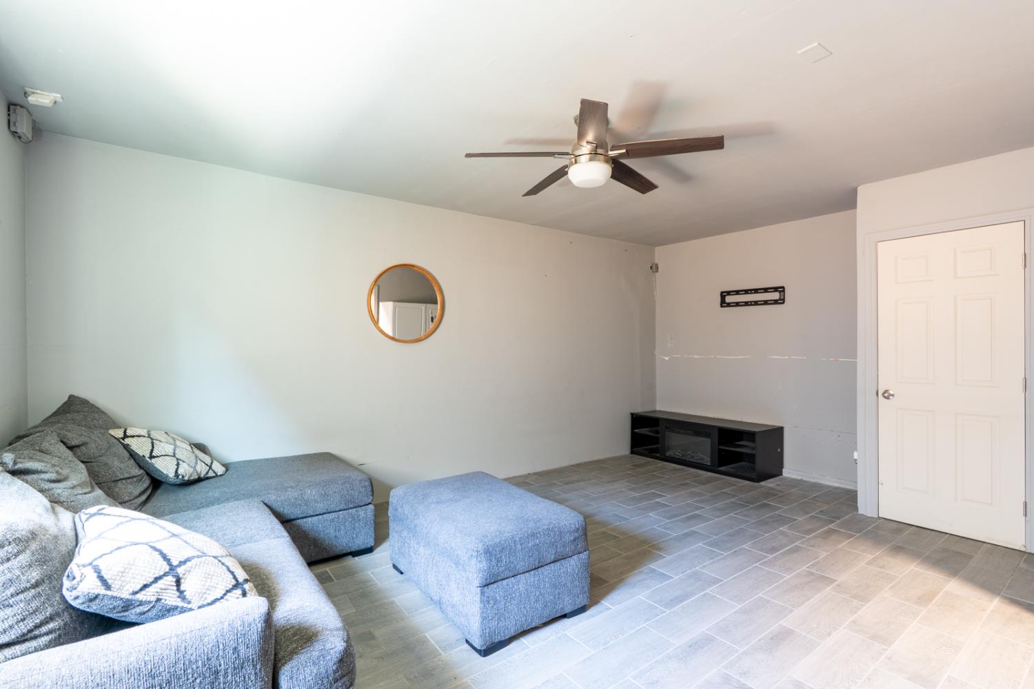 110 2nd St, Los Banos, CA 93635