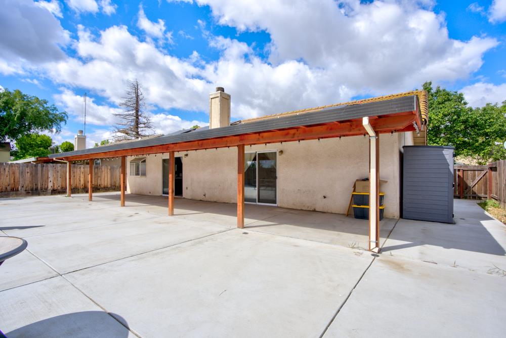 110 2nd St, Los Banos, CA 93635