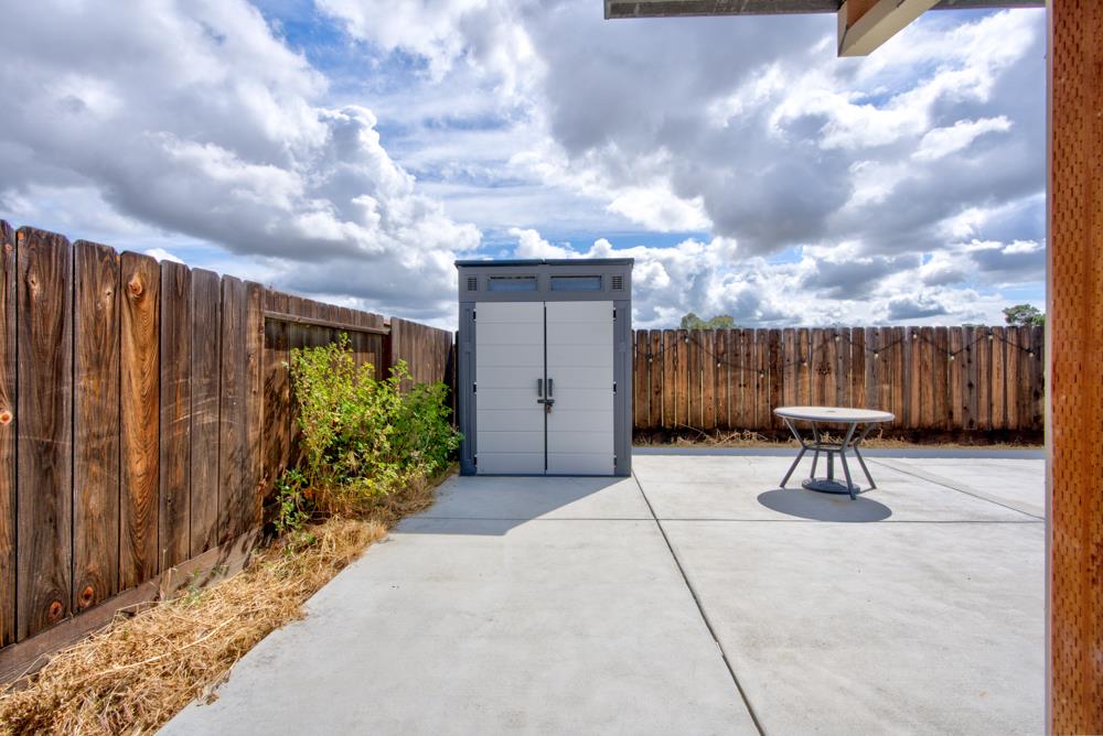 110 2nd St, Los Banos, CA 93635