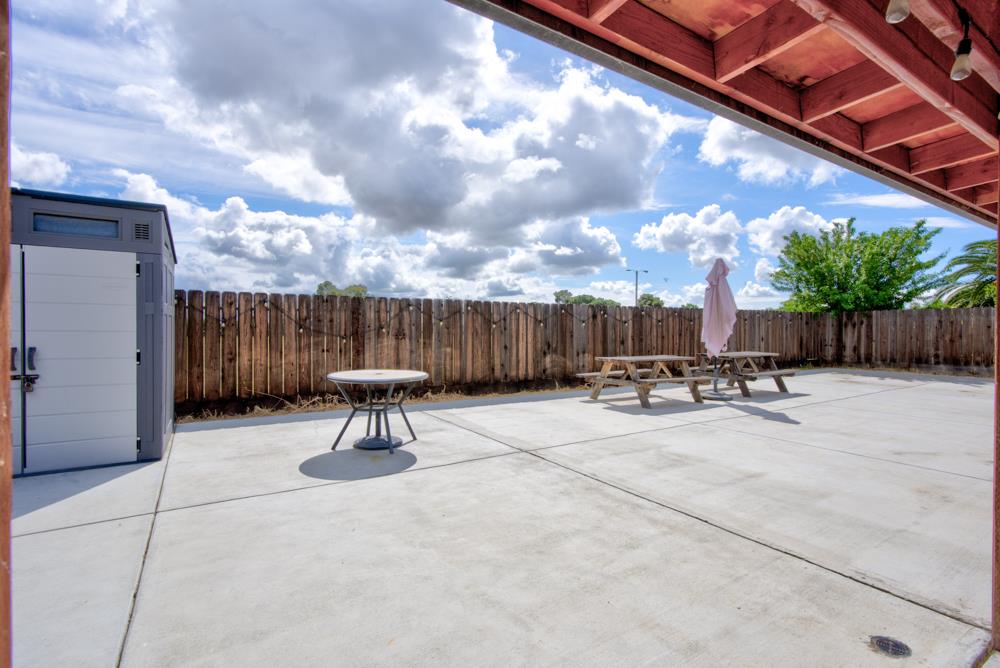 110 2nd St, Los Banos, CA 93635