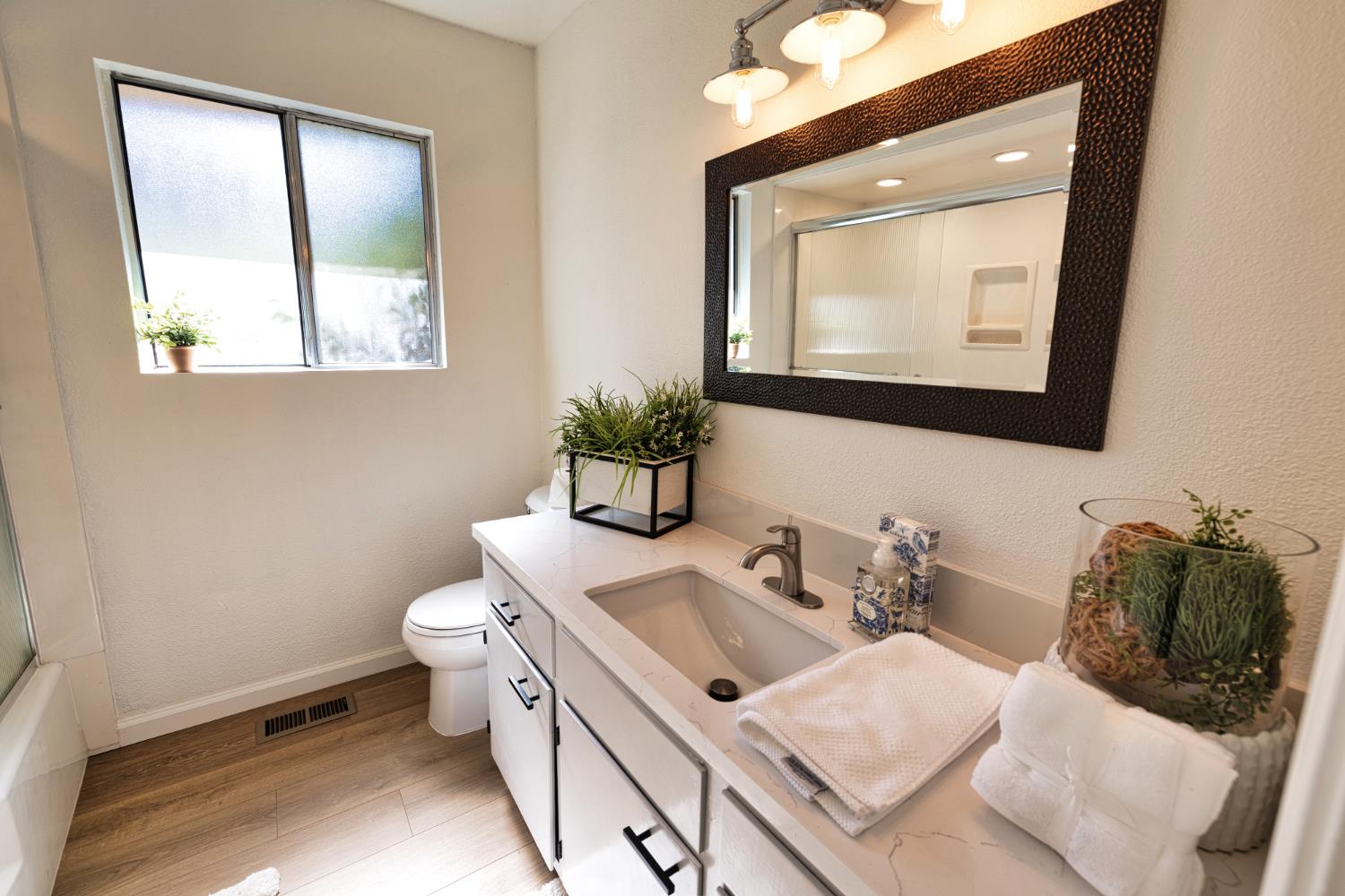 2613 S Surrey Ave, Modesto, CA 95355
