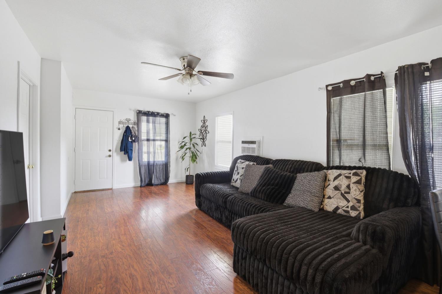 215 Kelley St, Modesto, CA 95354