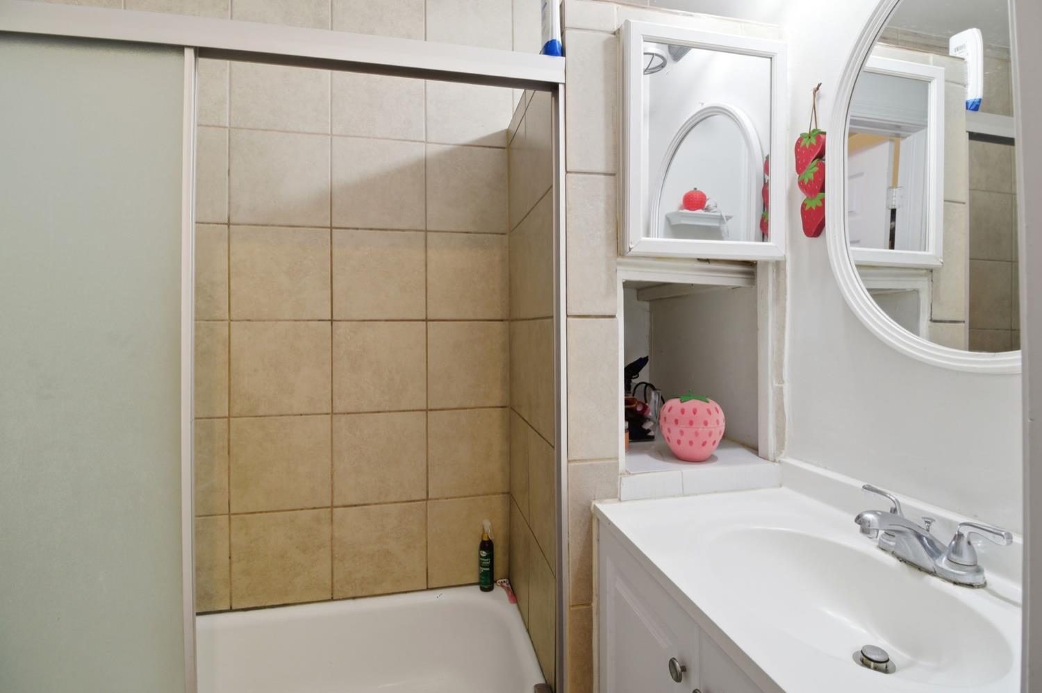 215 Kelley St, Modesto, CA 95354