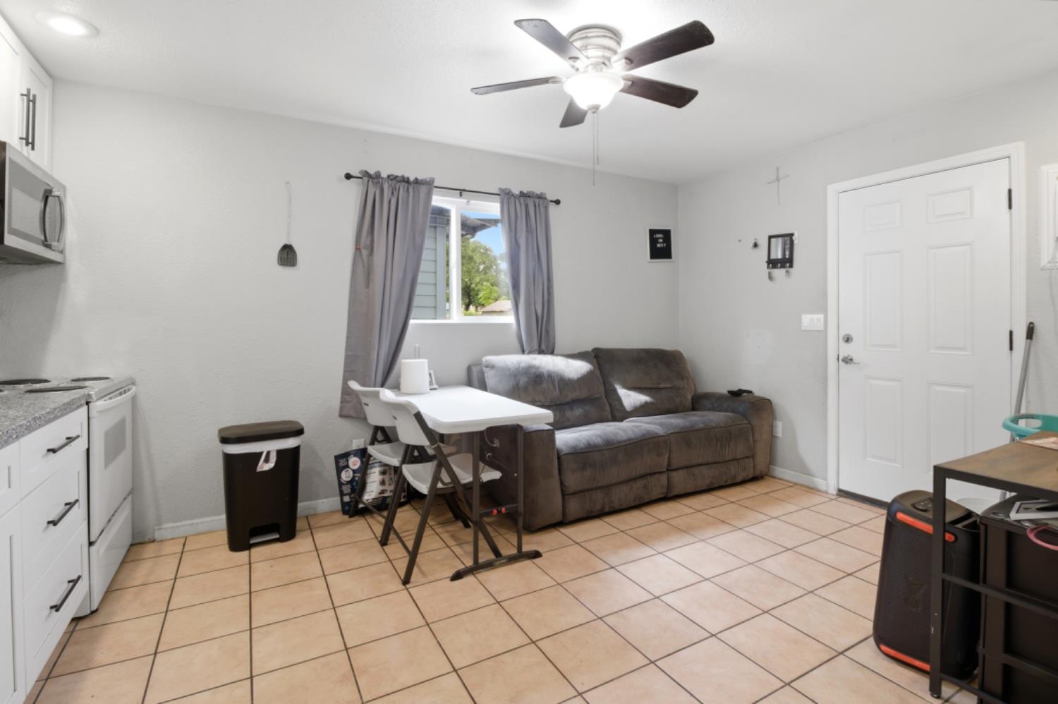 215 Kelley St, Modesto, CA 95354