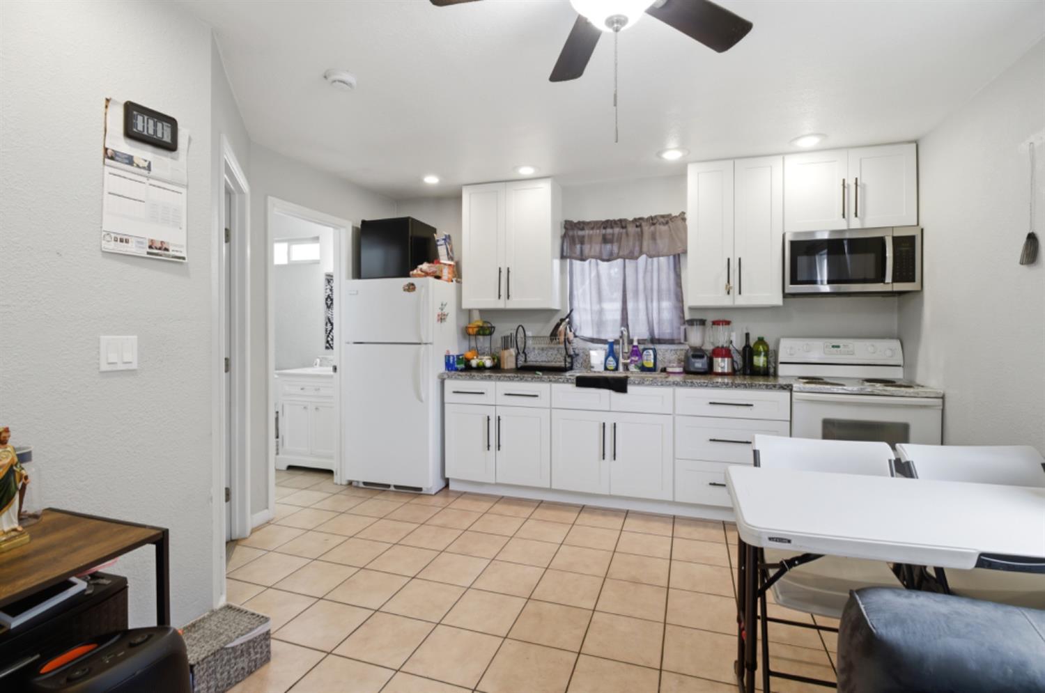 215 Kelley St, Modesto, CA 95354
