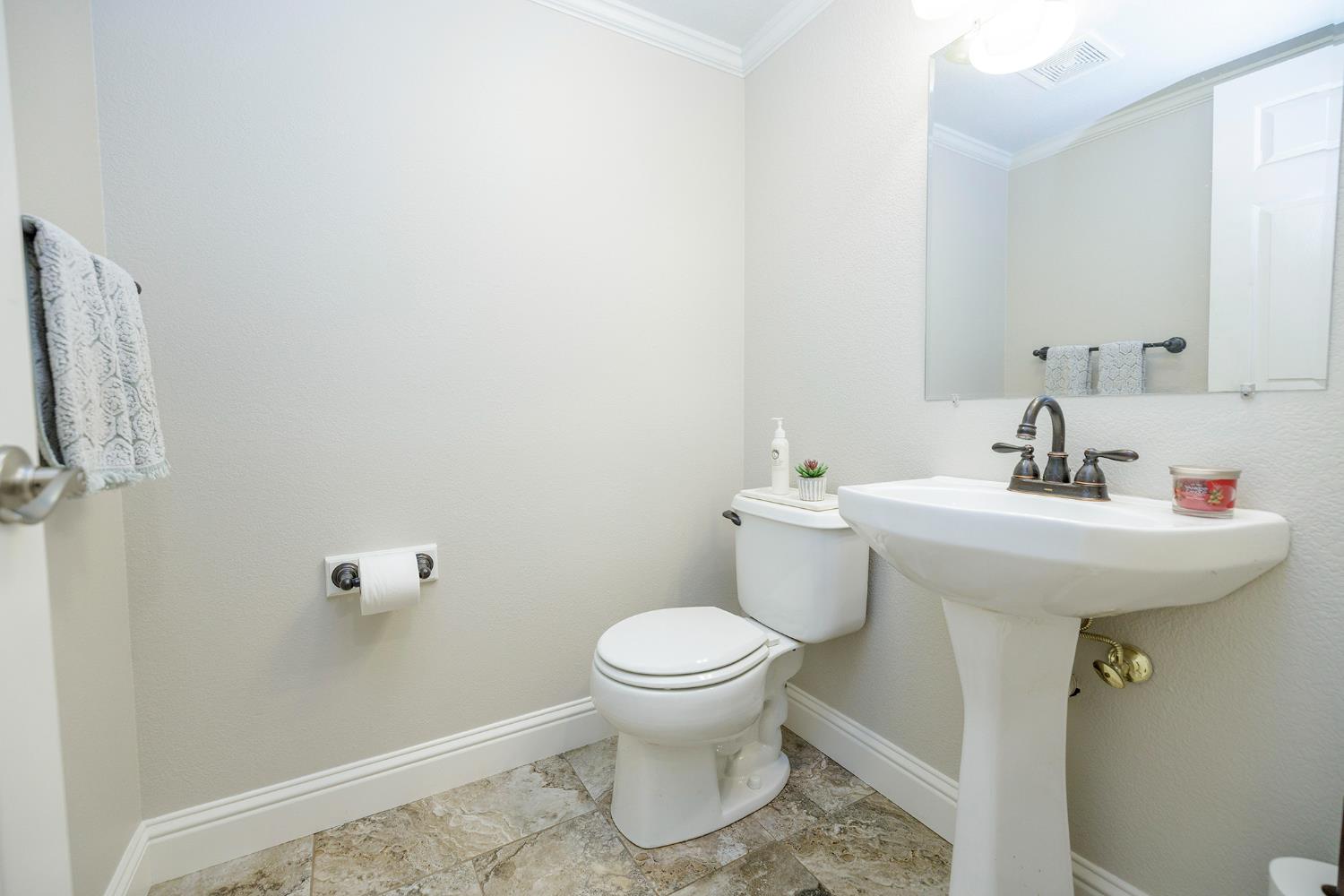 2505 Mission Ct, Escalon, CA 95320