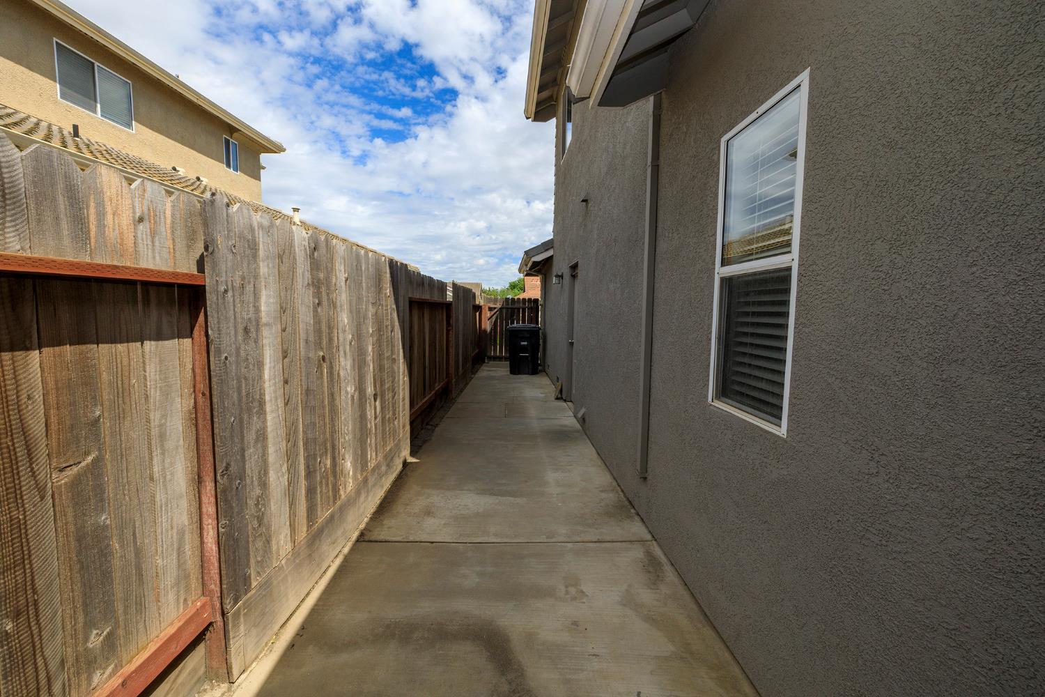 2505 Mission Ct, Escalon, CA 95320