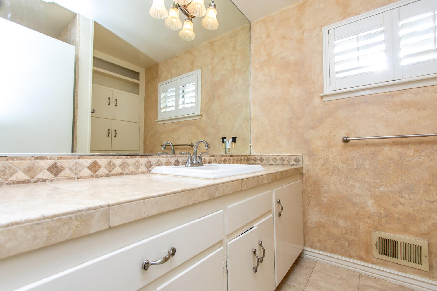 1705 Larkspur Pl, Turlock, CA 95380