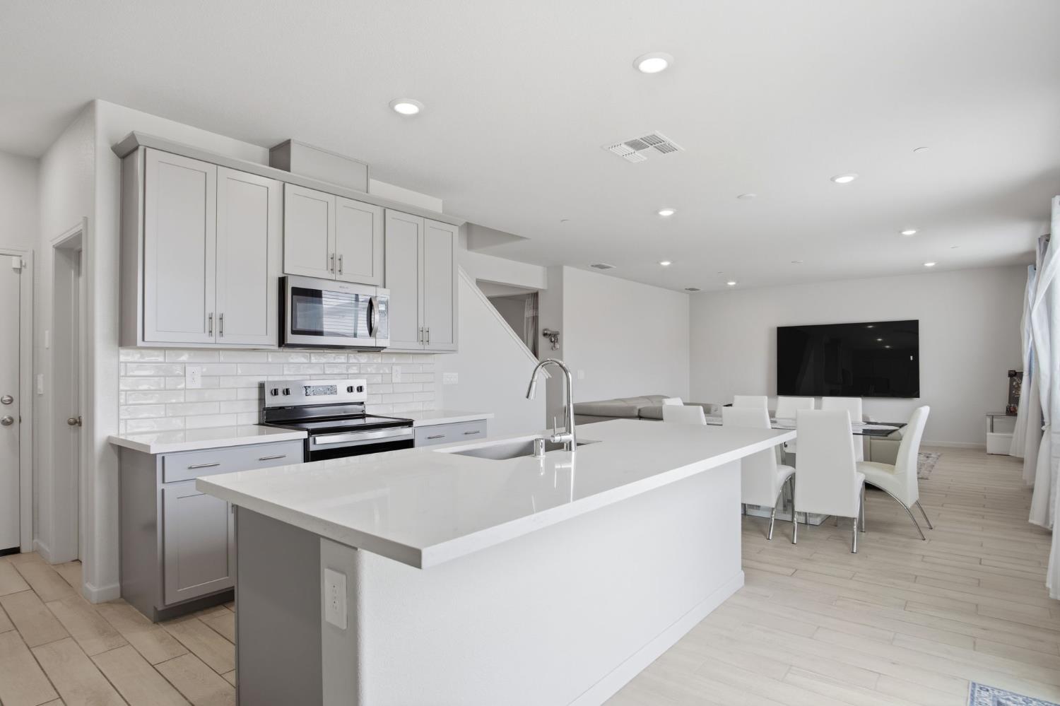 2937 Newhalen St, Manteca, CA 95337