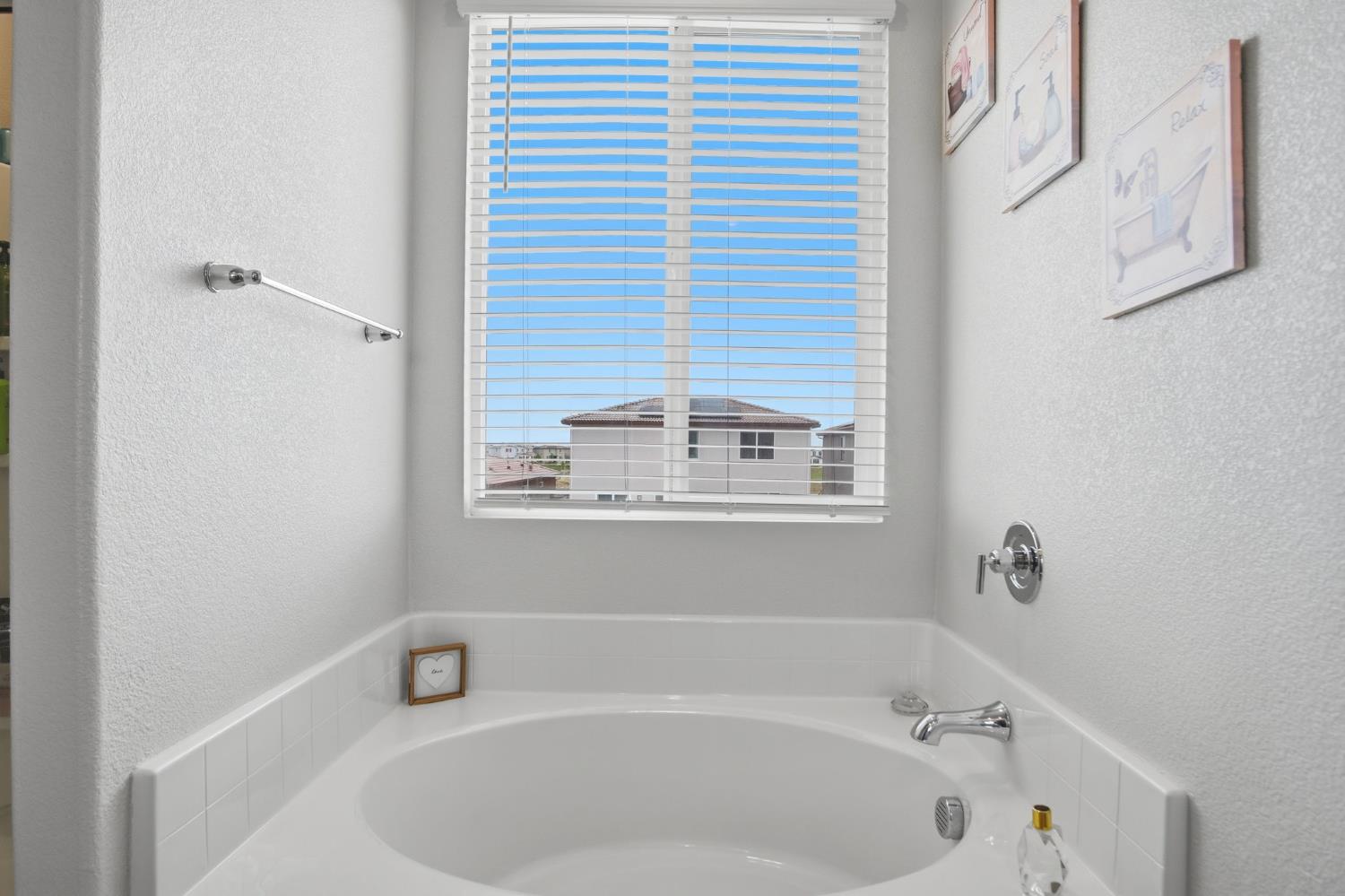 2937 Newhalen St, Manteca, CA 95337