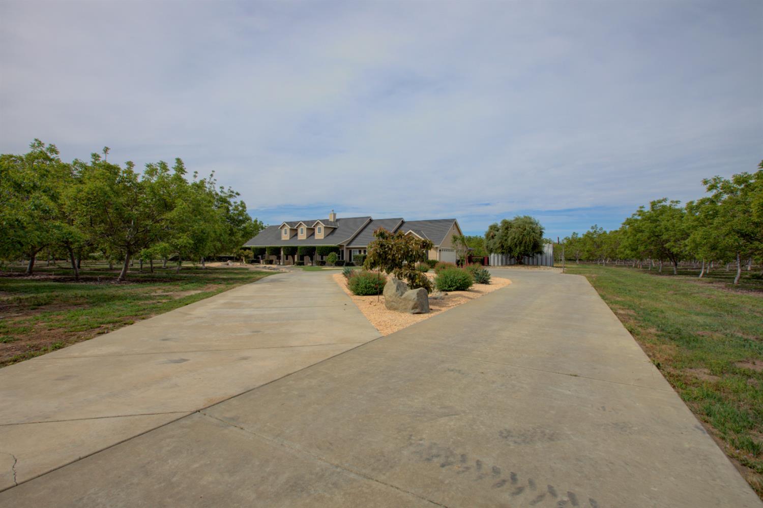 1054 Townhill Rd, Oakdale, CA 95361