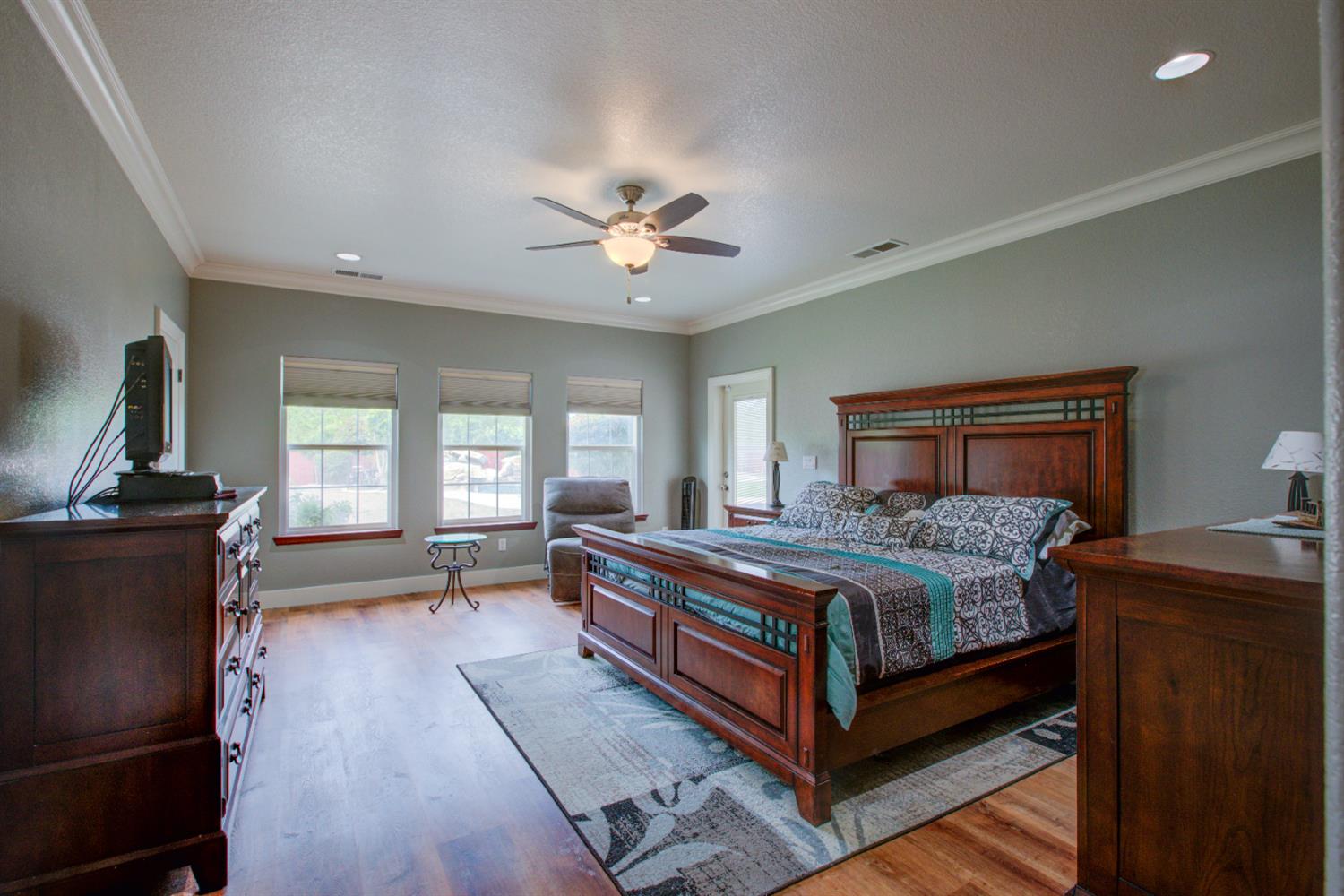 1054 Townhill Rd, Oakdale, CA 95361