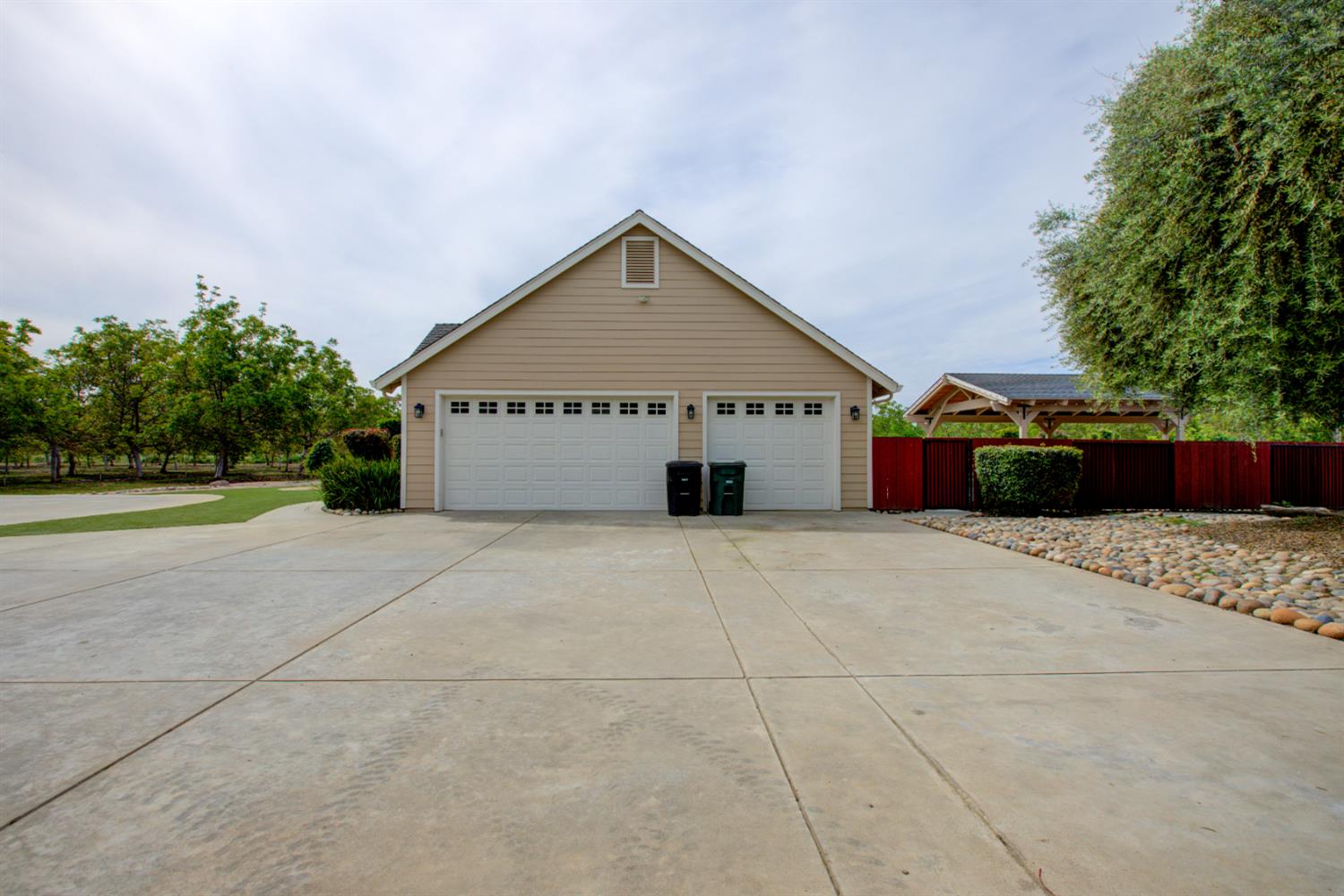 1054 Townhill Rd, Oakdale, CA 95361