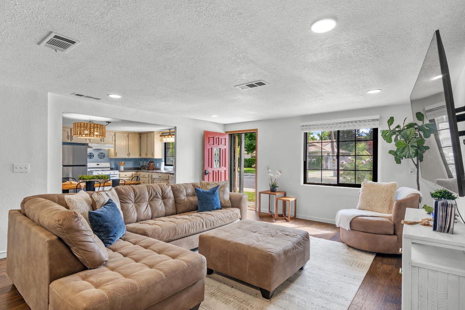 1641 Walnut Ave, Escalon, CA 95320