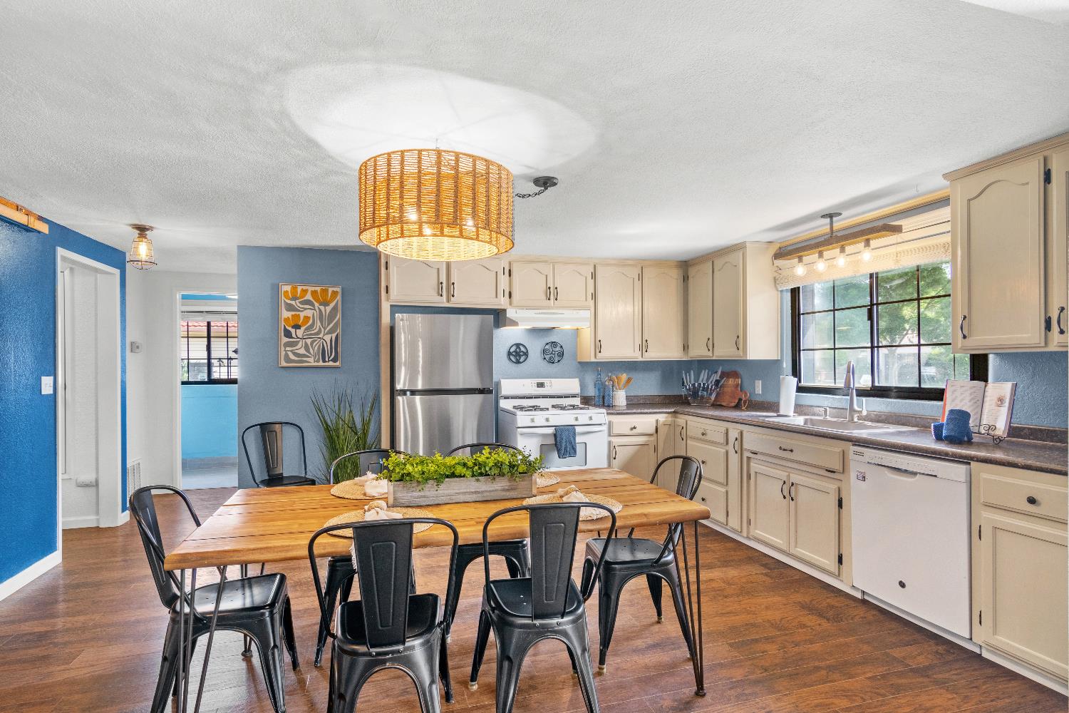 1641 Walnut Ave, Escalon, CA 95320