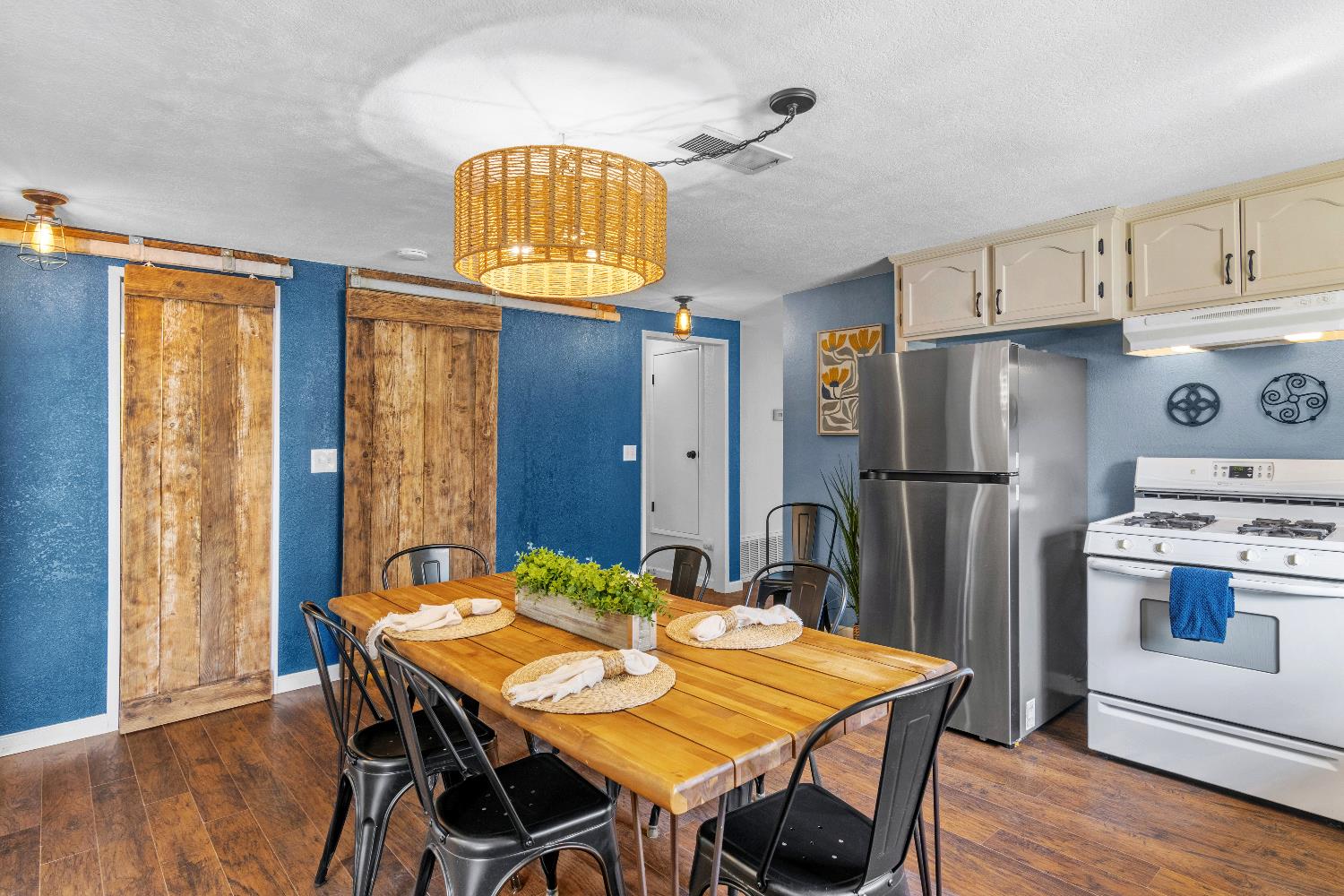 1641 Walnut Ave, Escalon, CA 95320