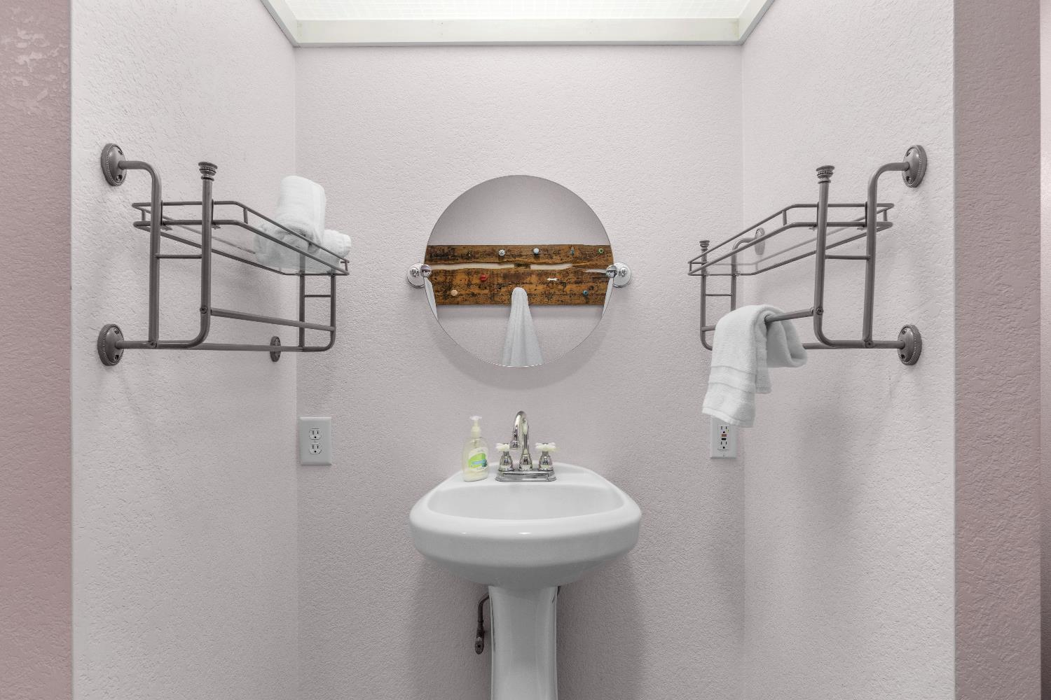 1641 Walnut Ave, Escalon, CA 95320