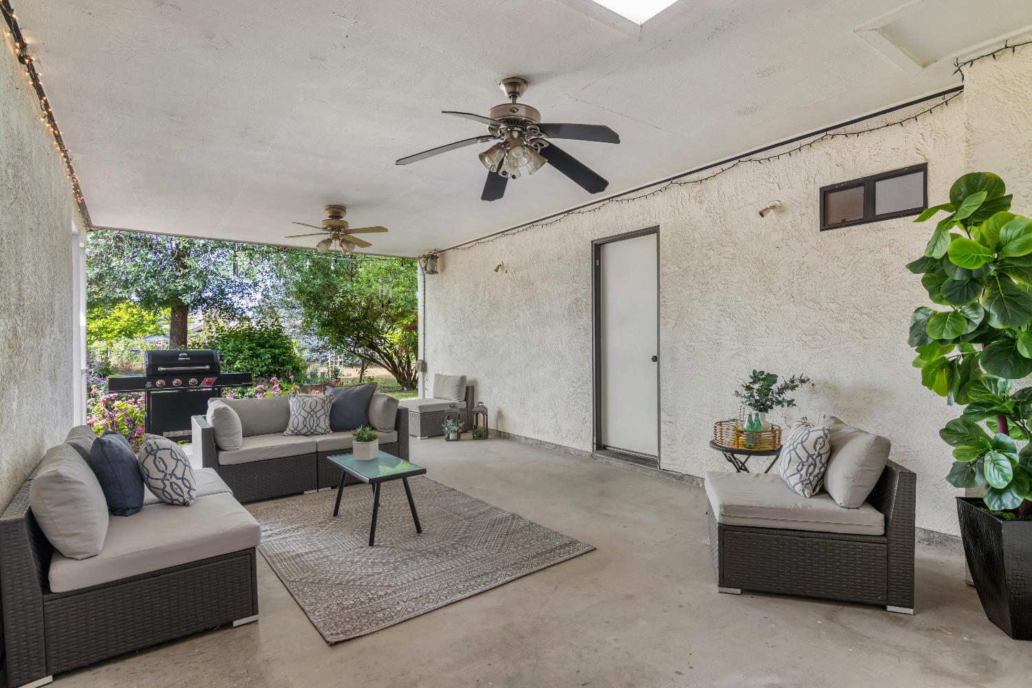 1641 Walnut Ave, Escalon, CA 95320