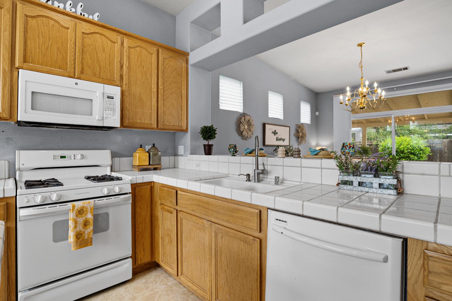 2425 Warm Springs Dr, Modesto, CA 95356