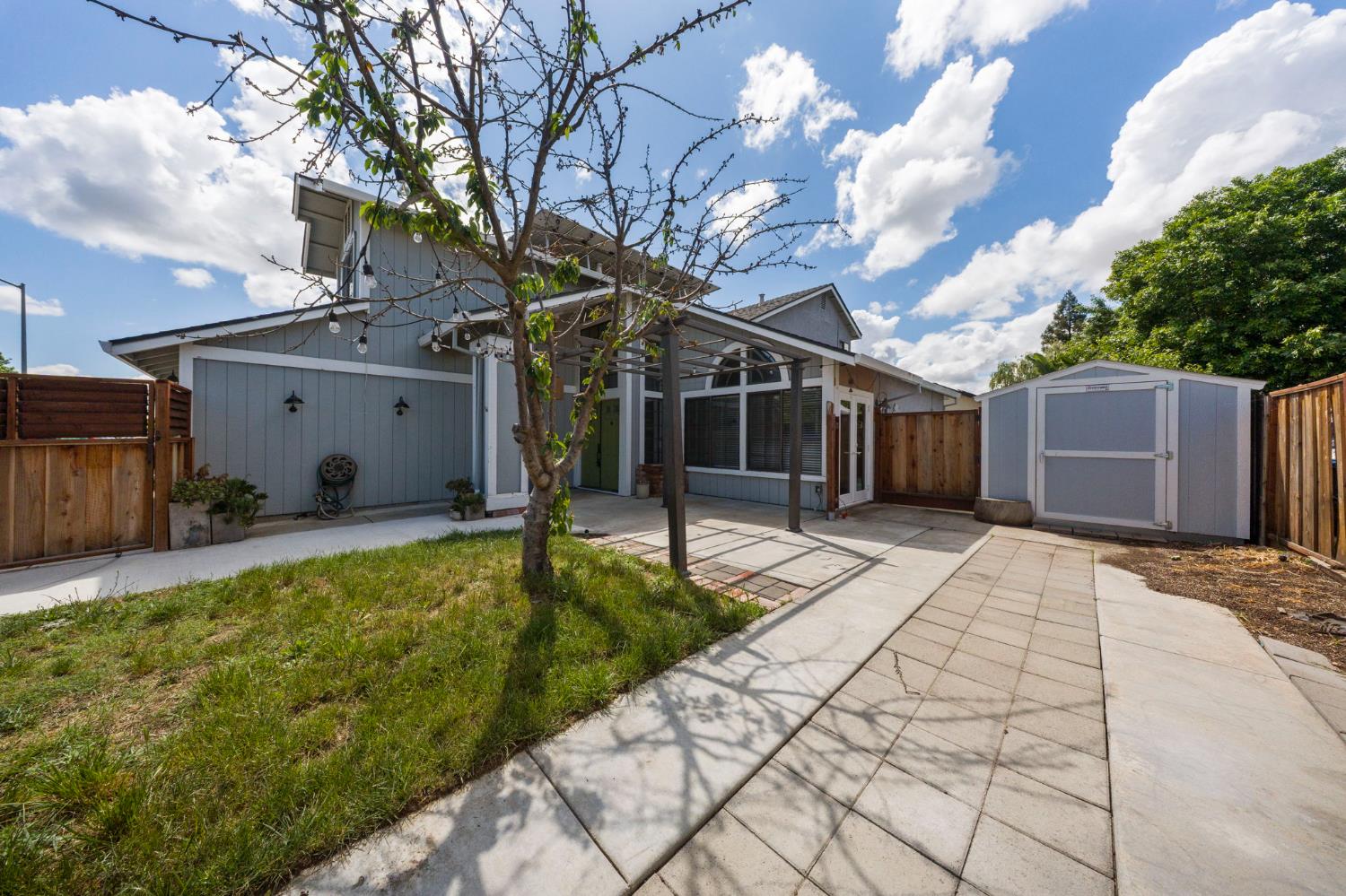 1071 Winters Dr, Manteca, CA 95337