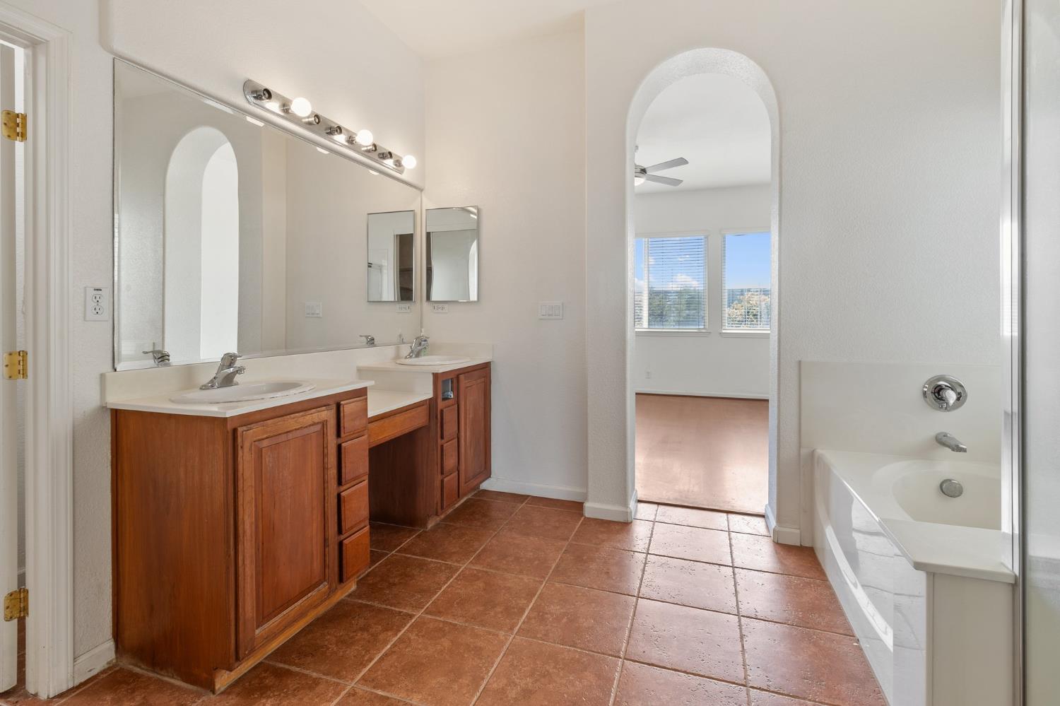 554 Bonanza Dr, Newman, CA 95360