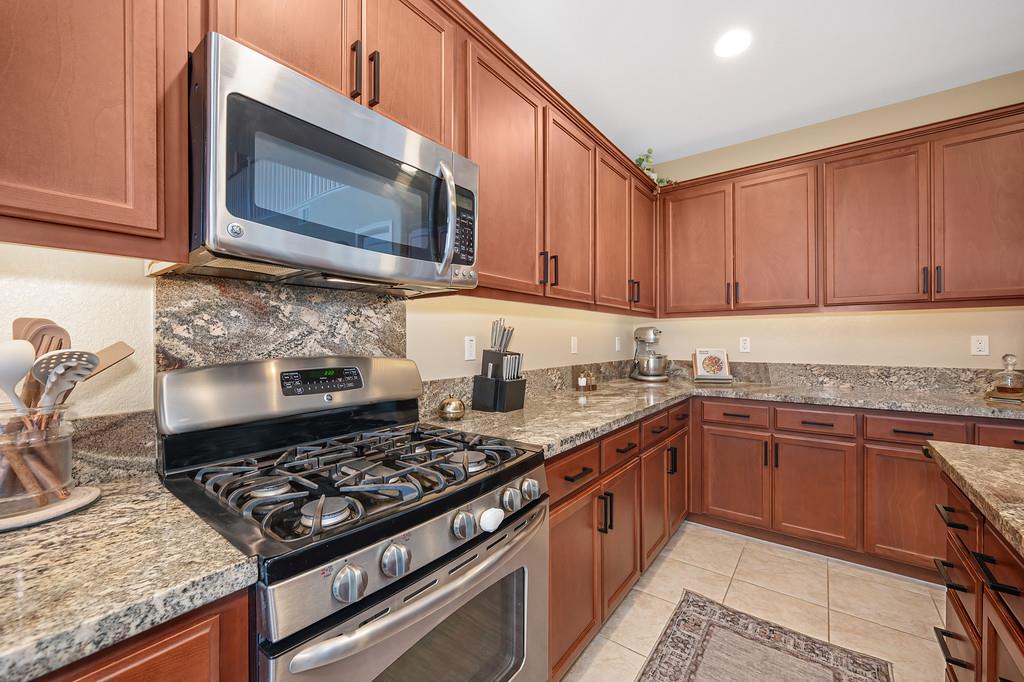 2213 Campolina Way, Oakdale, CA 95361