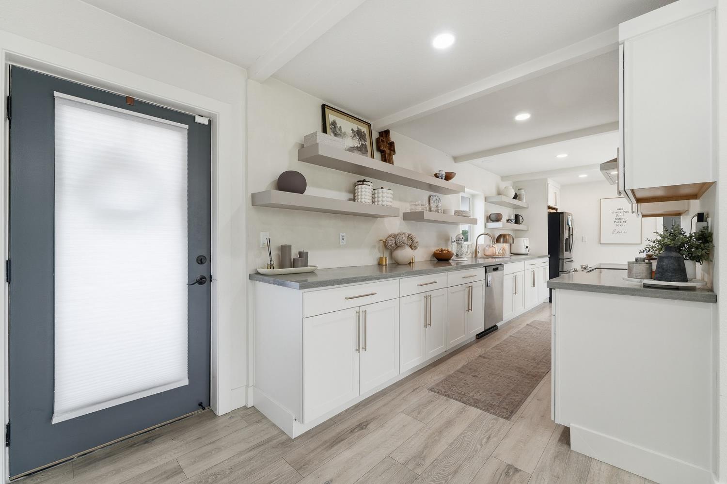 2124 Scenic Dr, Modesto, CA 95355