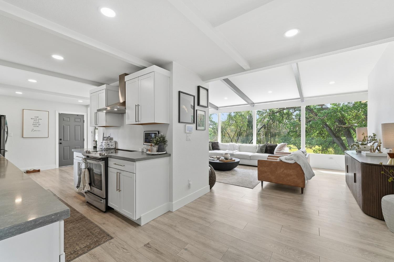 2124 Scenic Dr, Modesto, CA 95355