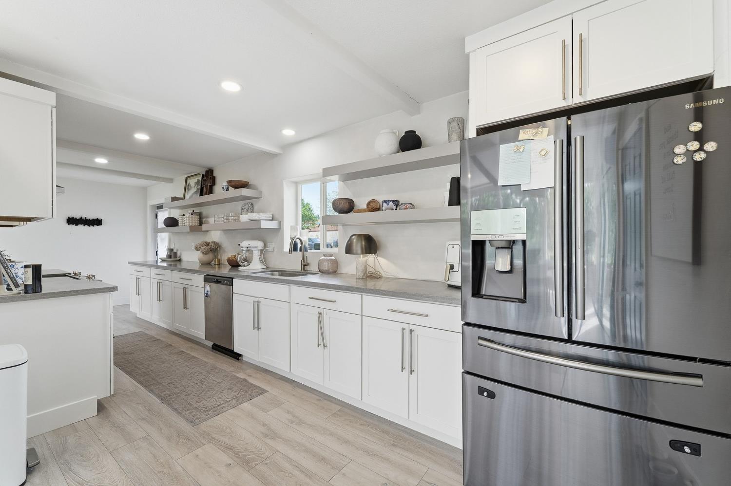 2124 Scenic Dr, Modesto, CA 95355