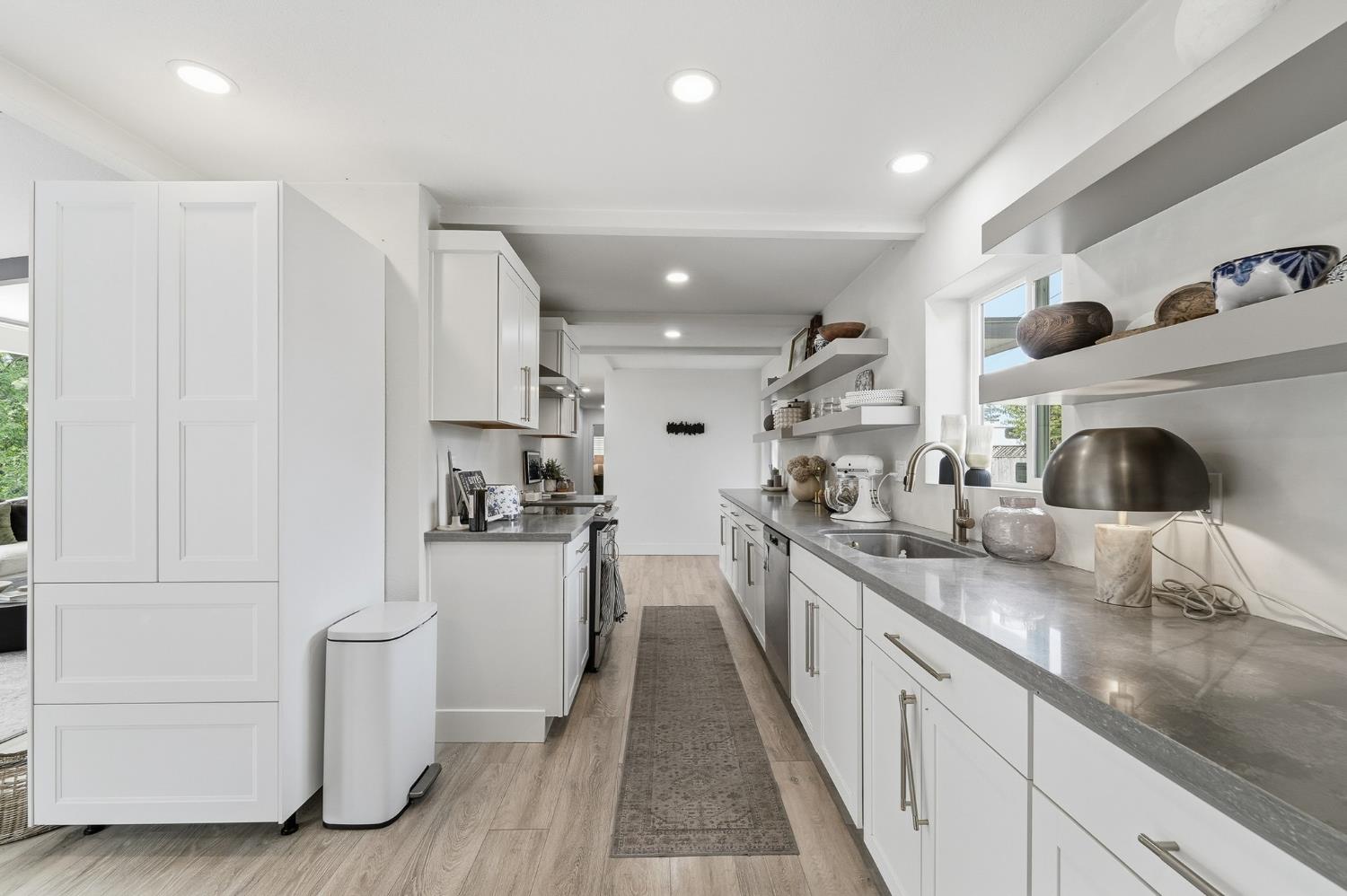 2124 Scenic Dr, Modesto, CA 95355