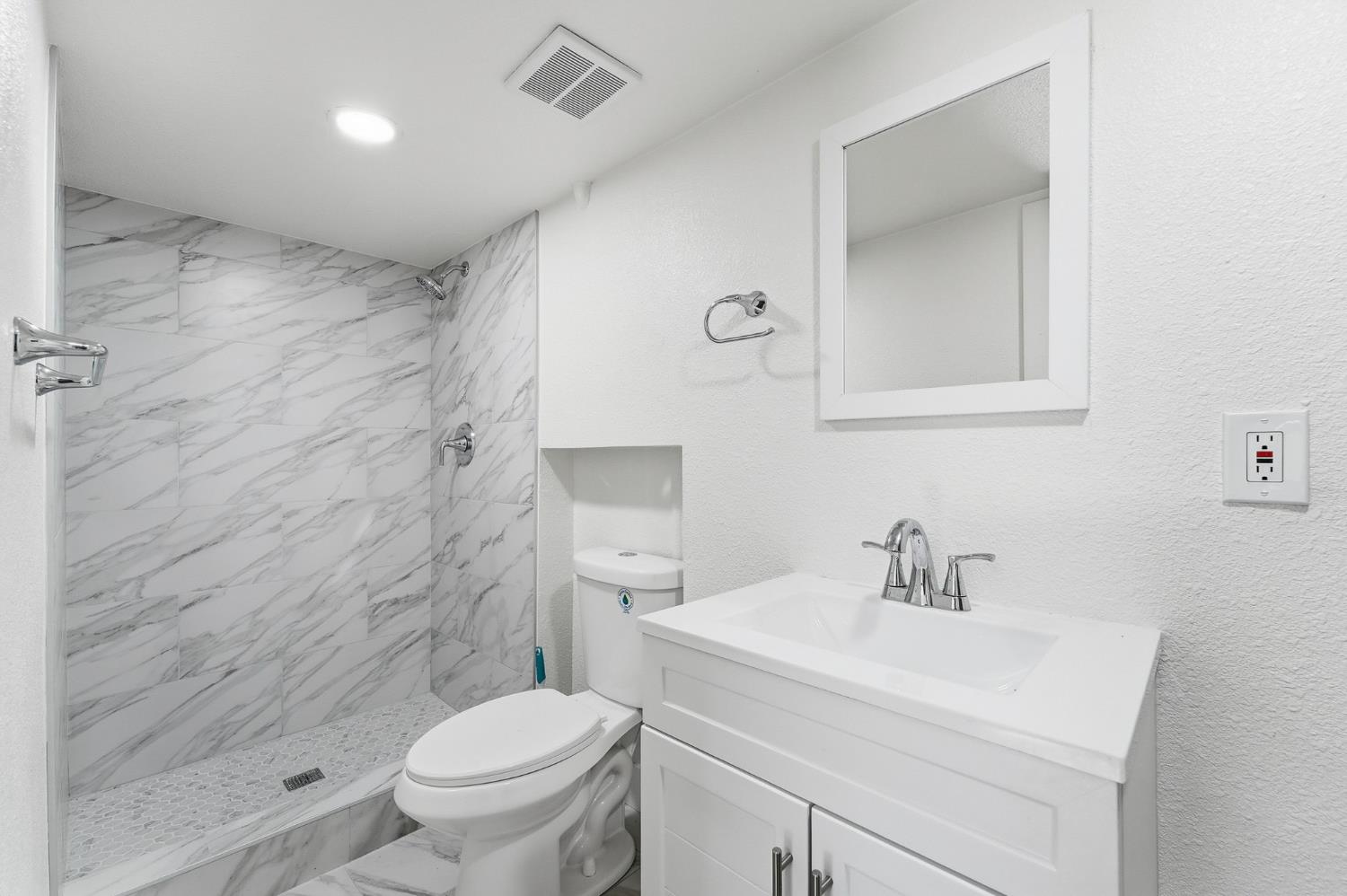 2124 Scenic Dr, Modesto, CA 95355