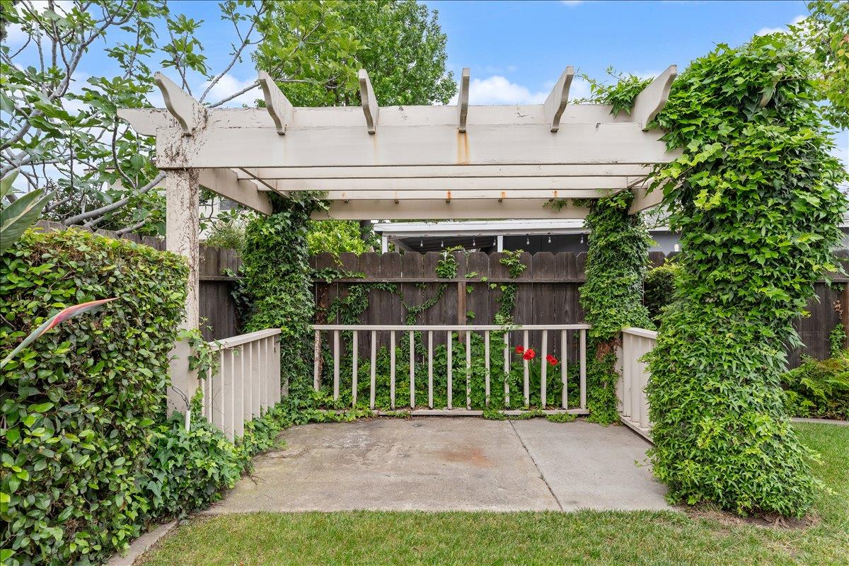 2321 Laguna Dr, Modesto, CA 95350