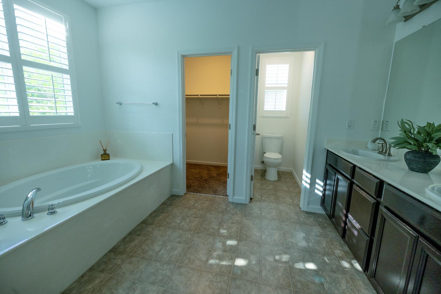 2204 Gallery Dr, Riverbank, CA 95367