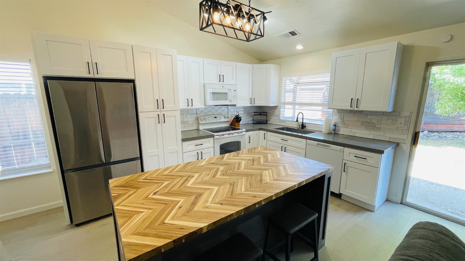 3929 El Portal Pl, Modesto, CA 95357