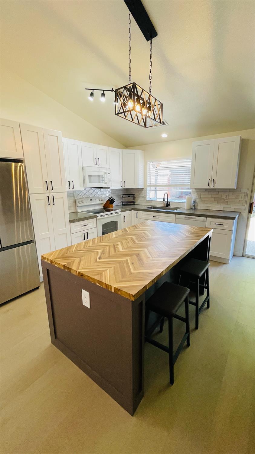 3929 El Portal Pl, Modesto, CA 95357