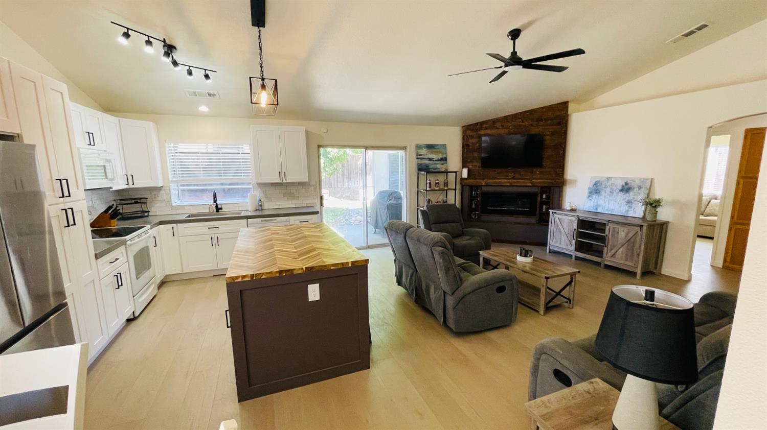 3929 El Portal Pl, Modesto, CA 95357