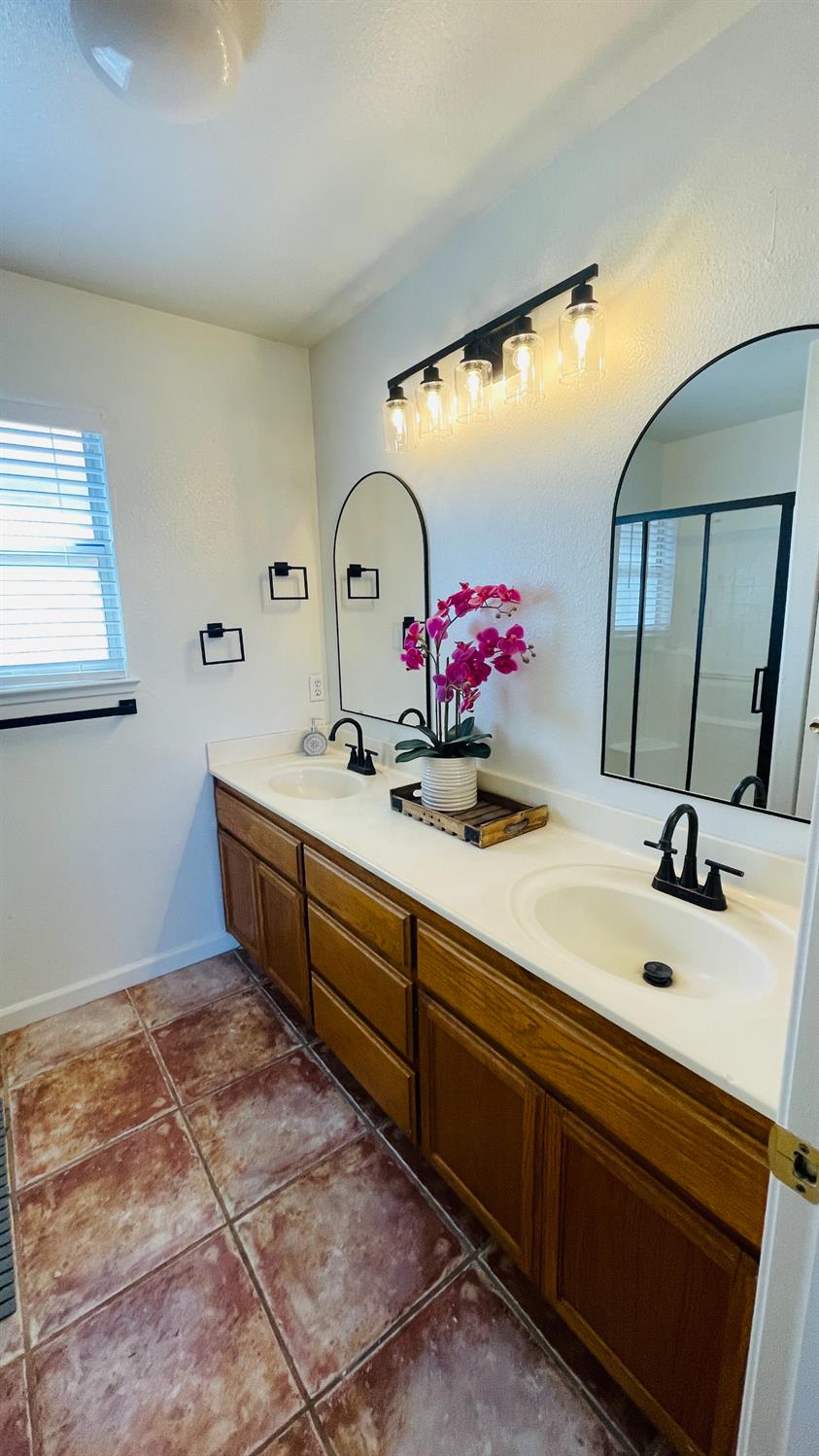 3929 El Portal Pl, Modesto, CA 95357