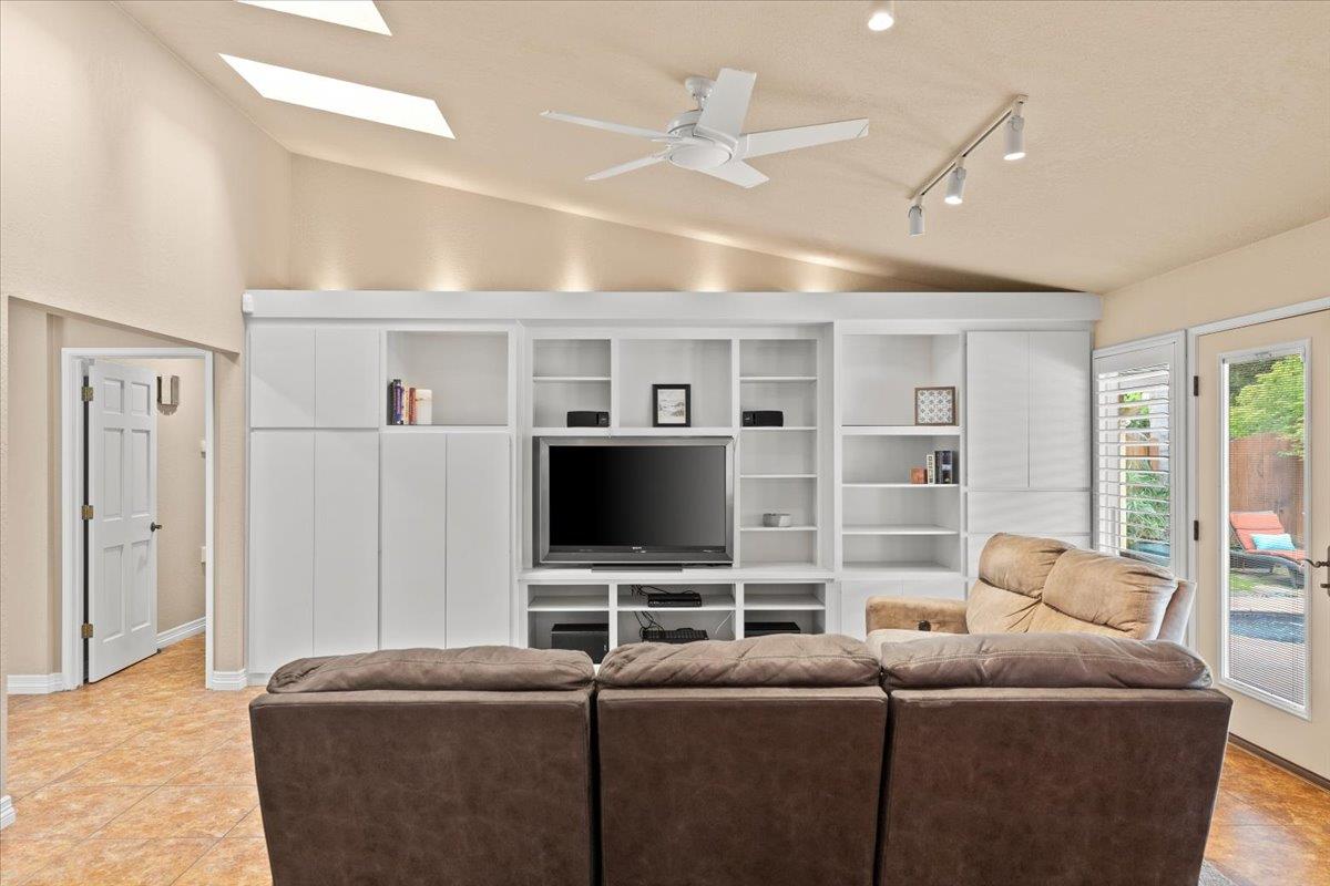 1121 Pyrite Way, Modesto, CA 95355