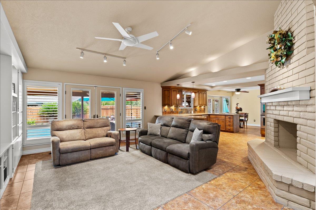 1121 Pyrite Way, Modesto, CA 95355