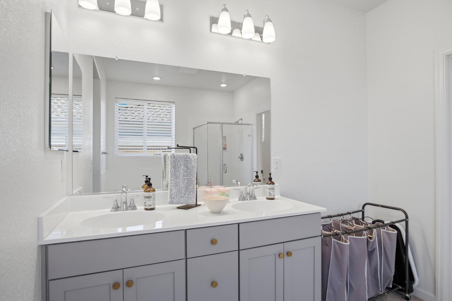 7630 Path Dr, Hughson, CA 95326